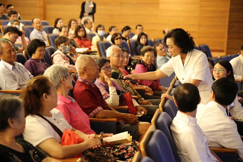 冠心病衛教團隊慈濟大學謝美玲助理教授除了透過互動式衛教，呼籲民眾共同預防心血管疾病外，她在講座中也帶來團隊最近製作的「冠狀動脈粥狀硬化心臟病之心導管檢查須知」手冊與民眾結緣。