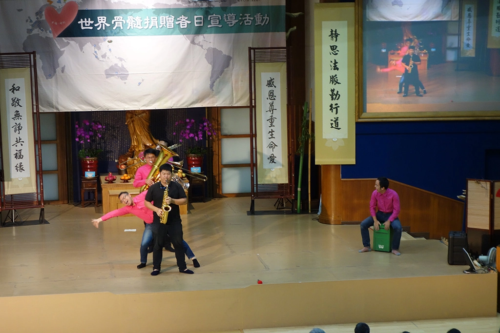 他拉喇叭樂團透過薩克斯風、大喇叭、小號、伸縮喇叭等管樂器演奏出來一首首大小朋友都耳熟能詳的旋律，搭配上幽默詼諧的介紹橋段，逗樂了台下的大小朋友們。