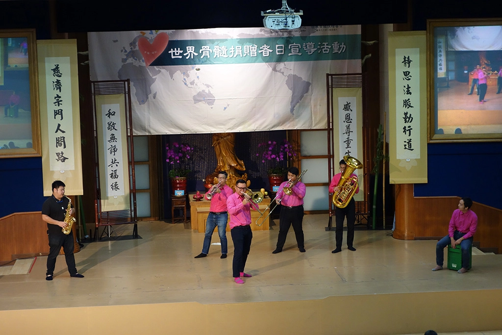 他拉喇叭樂團透過薩克斯風、大喇叭、小號、伸縮喇叭等管樂器演奏出來一首首大小朋友都耳熟能詳的旋律，搭配上幽默詼諧的介紹橋段，逗樂了台下的大小朋友們。