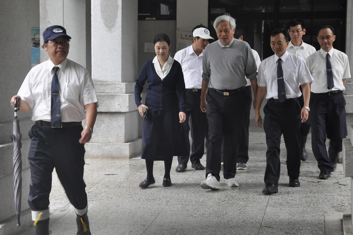 慈濟教育志業執行長王本榮等人，特地前來巡視防颱措施。