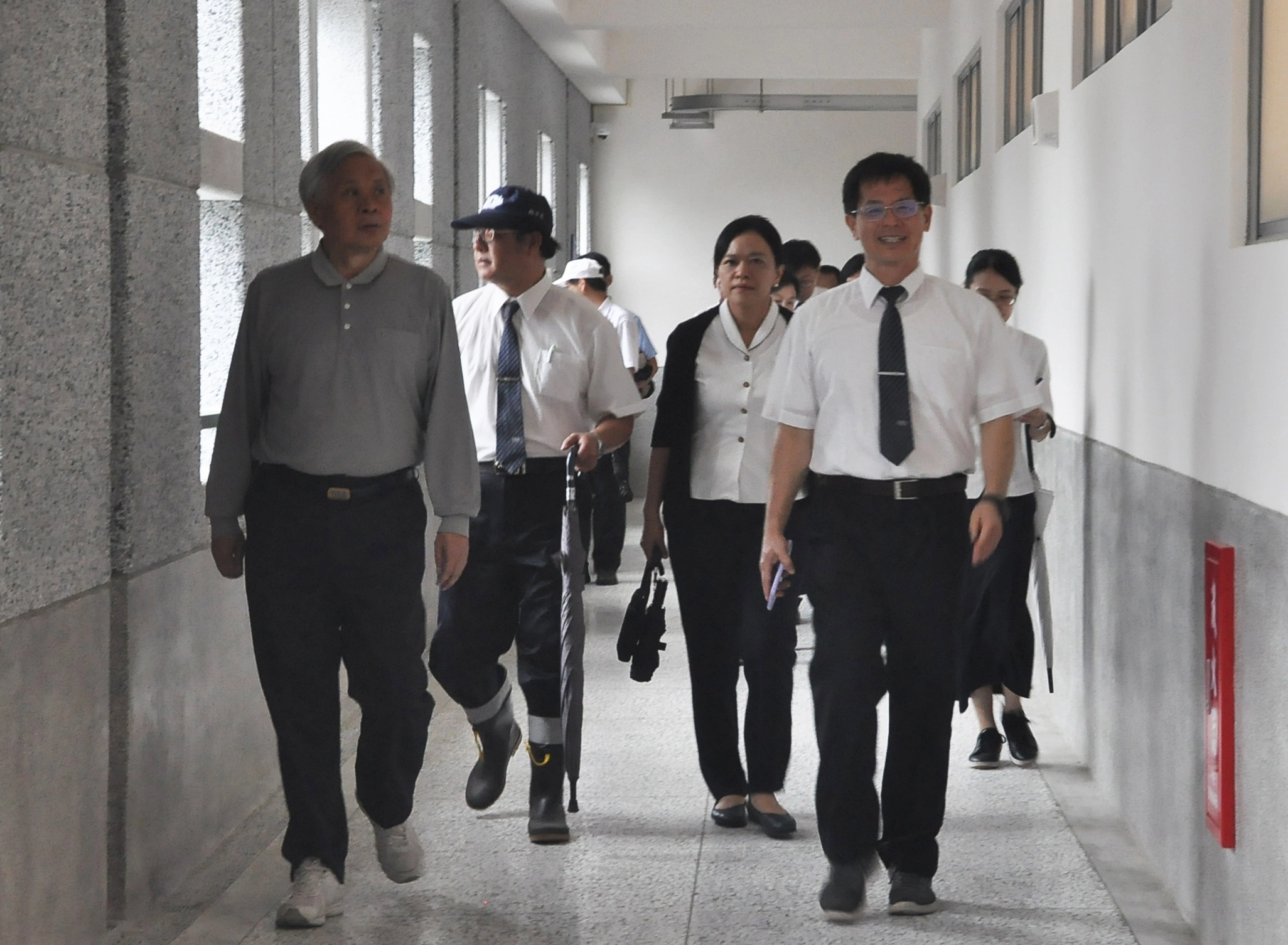 慈濟教育志業執行長王本榮等人關心慈科大防颱準備。