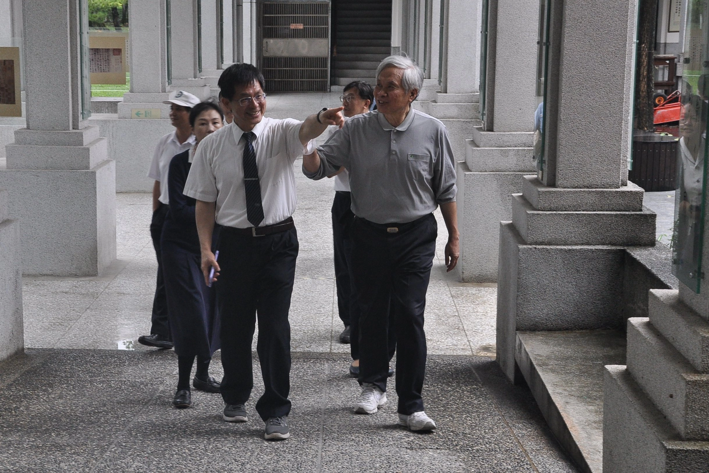 針對米塔颱風來襲，慈濟教育志業執行長王本榮(右一)特別前往花蓮慈濟科技大學巡視防備災狀況。