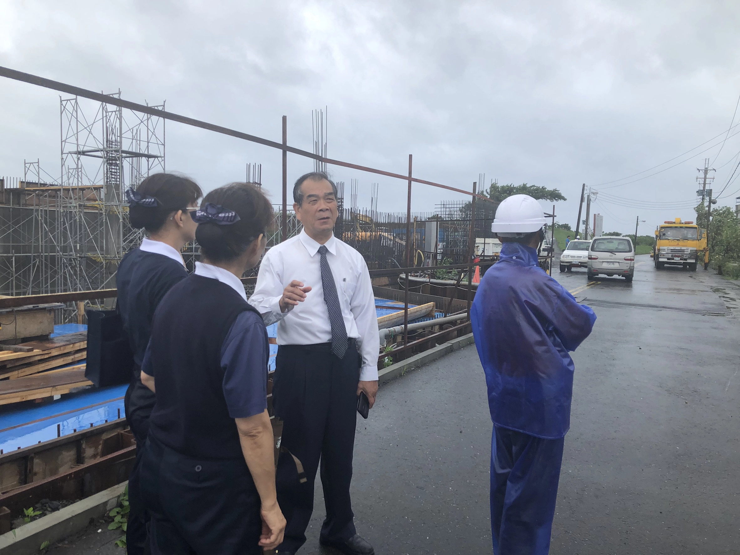 米塔颱風來襲前，宜蘭慈濟志工關懷宜蘭五結鄉訪視慈濟照顧戶，途中遇到五結鄉沈德茂鄉長關懷颱風狀況。