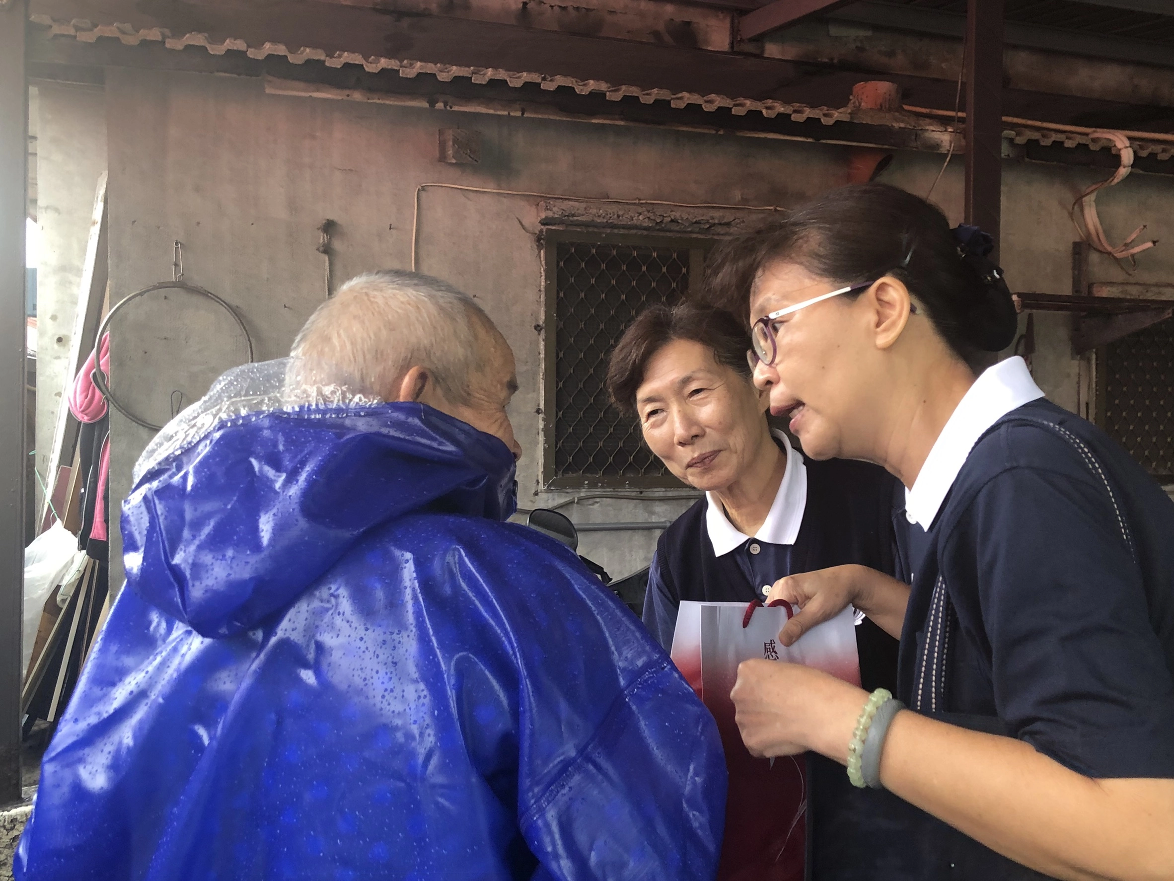 米塔颱風來襲前，宜蘭慈濟志工關懷宜蘭五結鄉訪視慈濟照顧戶，了解住家安全及防颱日用品是否足夠問題，志工並送上五穀粉、香積麵、餅乾表達關懷之意。