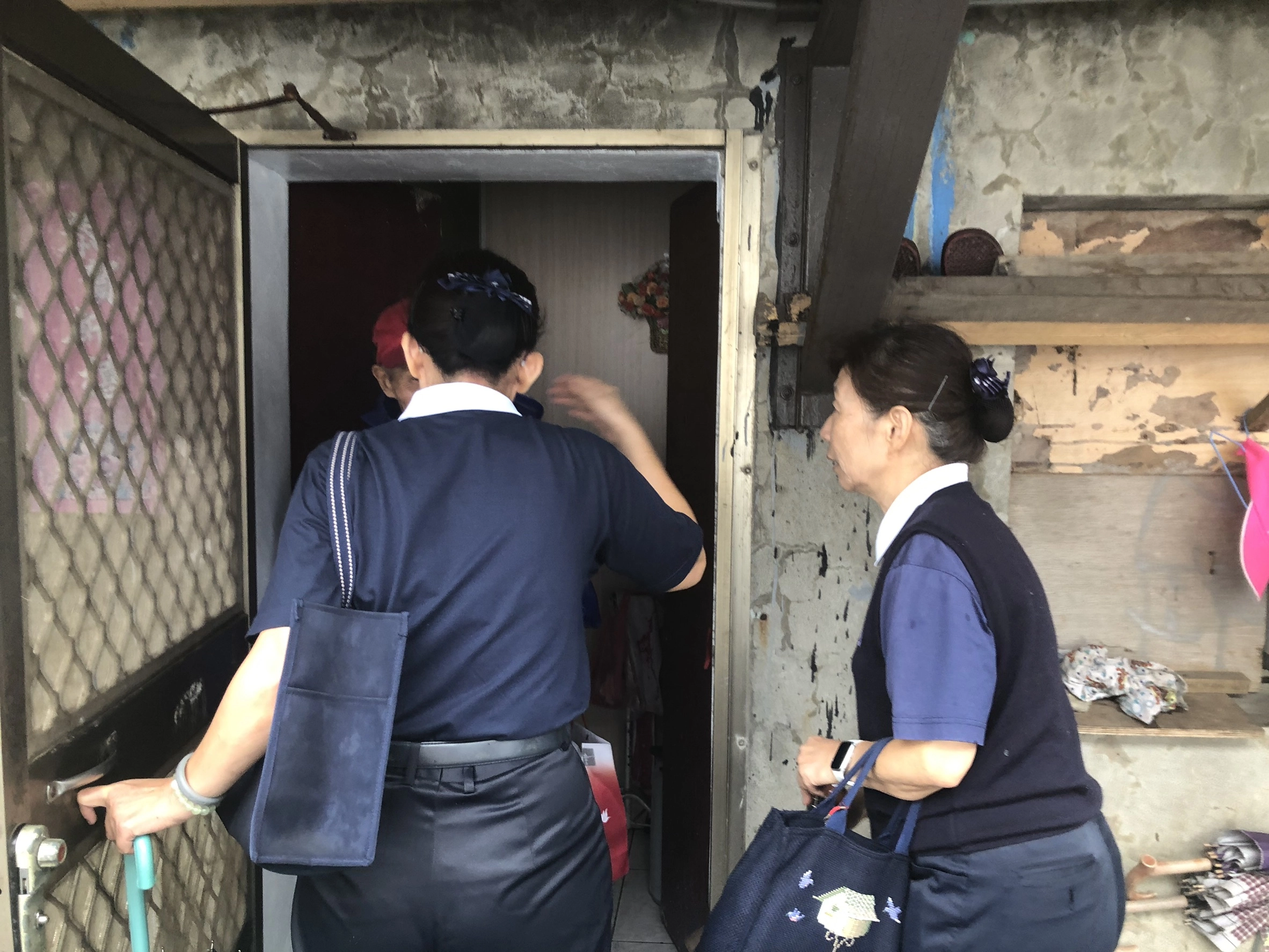 米塔颱風來襲前，宜蘭慈濟志工關懷宜蘭五結鄉訪視慈濟照顧戶，了解住家安全及防颱日用品是否足夠問題。