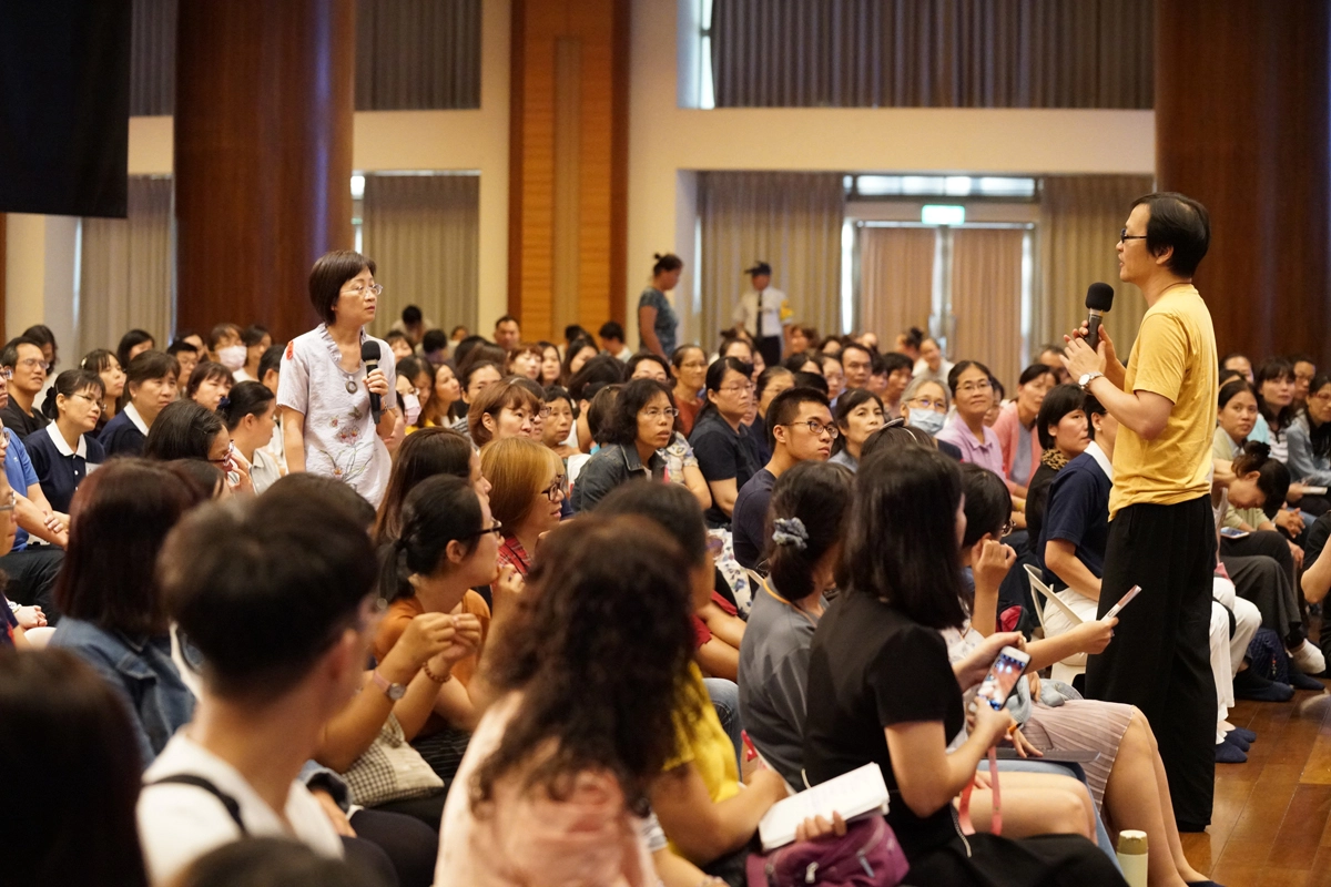 彰化靜思堂成立的「創新學堂」，特別於9月29日邀請李崇建老師分享「從自我和諧到他人和諧的對話」，吸引七百多位民眾參與聆聽。