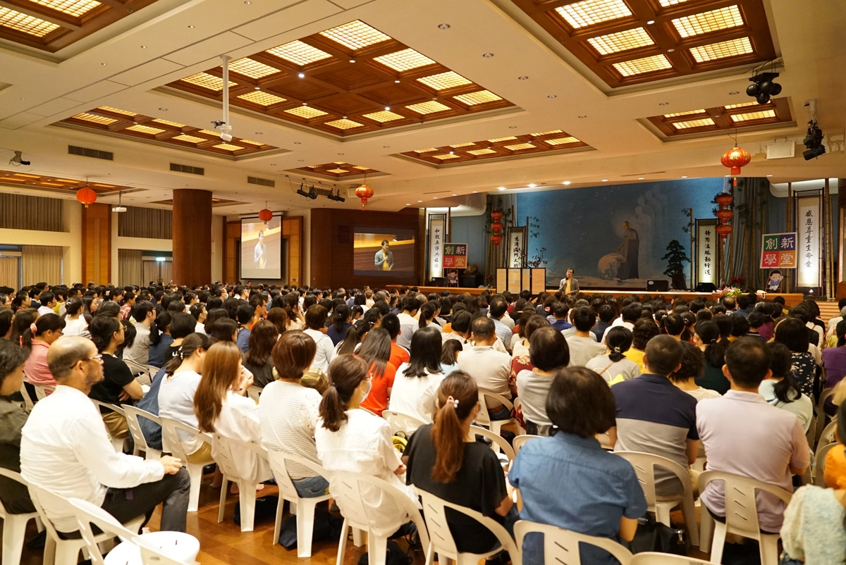 彰化靜思堂成立的「創新學堂」，特別於9月29日邀請李崇建老師分享「從自我和諧到他人和諧的對話」，吸引七百多位民眾參與聆聽。