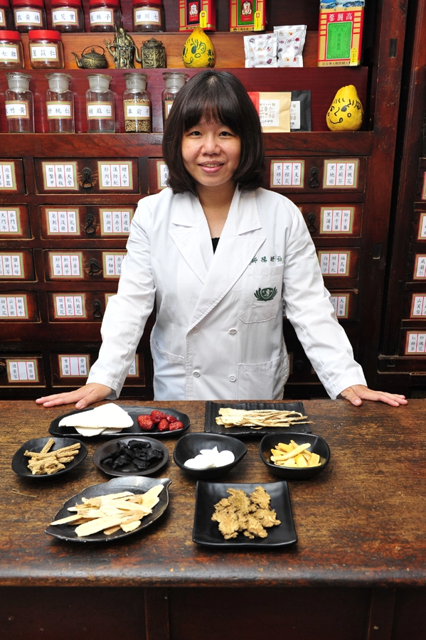 大林慈濟醫院中醫部醫師楊紓怡為產婦進行茶飲調理