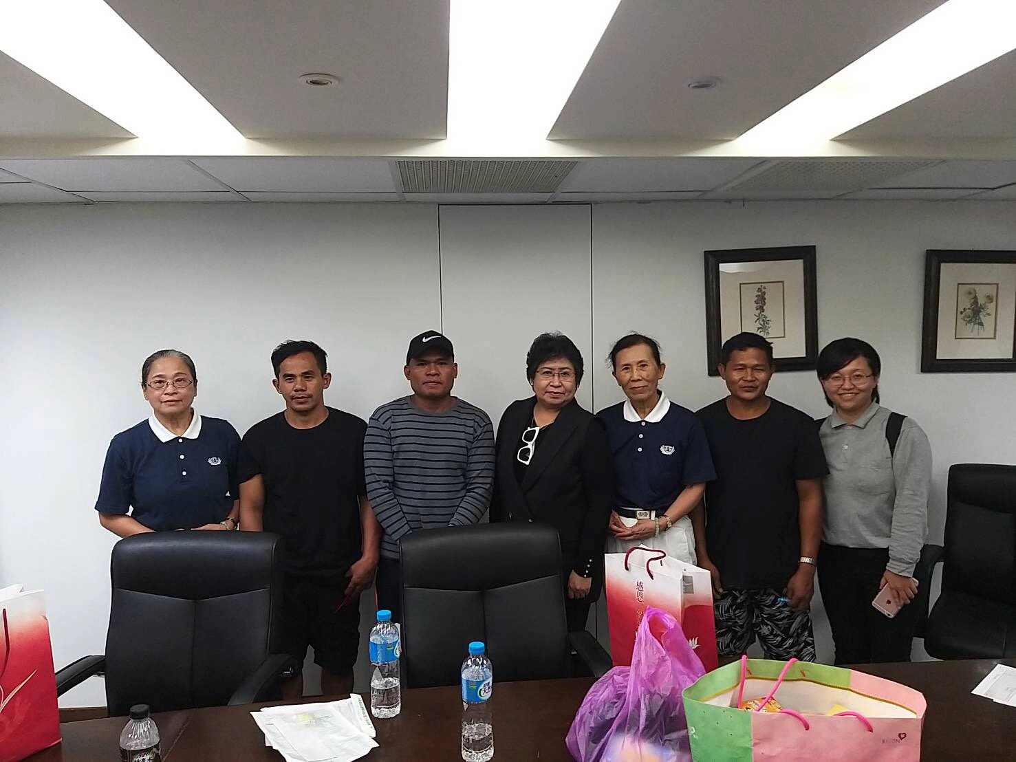 宜蘭南方澳跨港大橋10月1日早上9點30分左右傳出坍塌意外，慈濟志工立即投入關懷，菲律賓駐台代表處賈希蒂副主任感恩慈濟志工關懷。