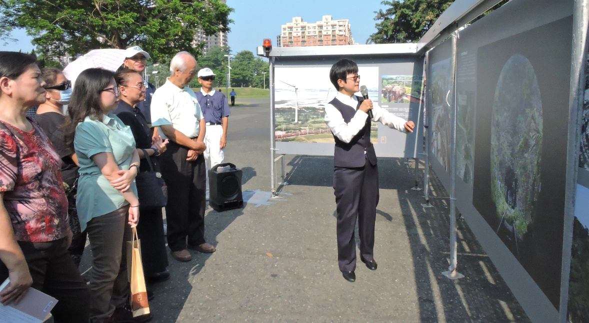 《篳路台灣：島嶼歷史行道》攝影展以豐富、多變的精彩影像、老照片、插畫等為主軸，歡迎眾多熱愛歷史、人文、藝術等的朋友，前來參觀並閱讀此一系列經典之作。