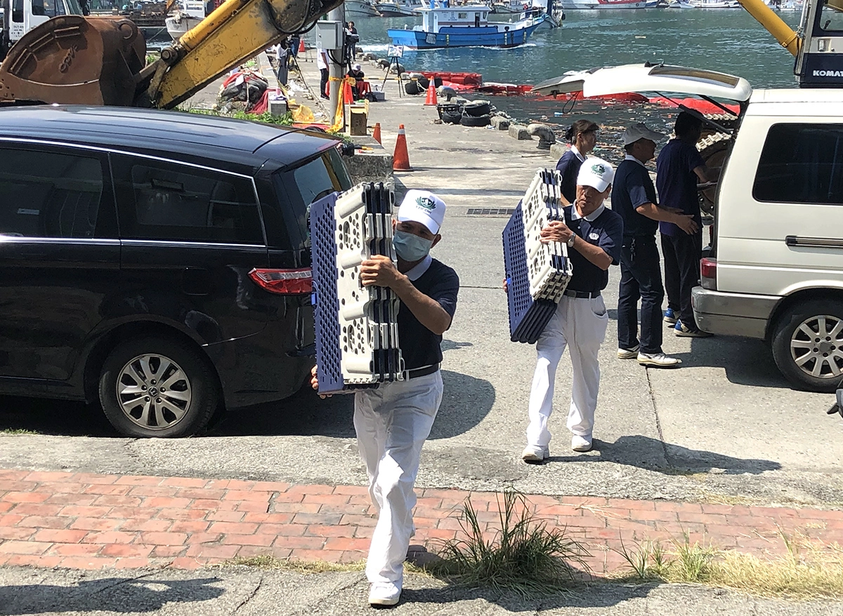 慈濟志工搬來福慧床，讓工作人員短暫喘息、用餐時有地方可以休息。