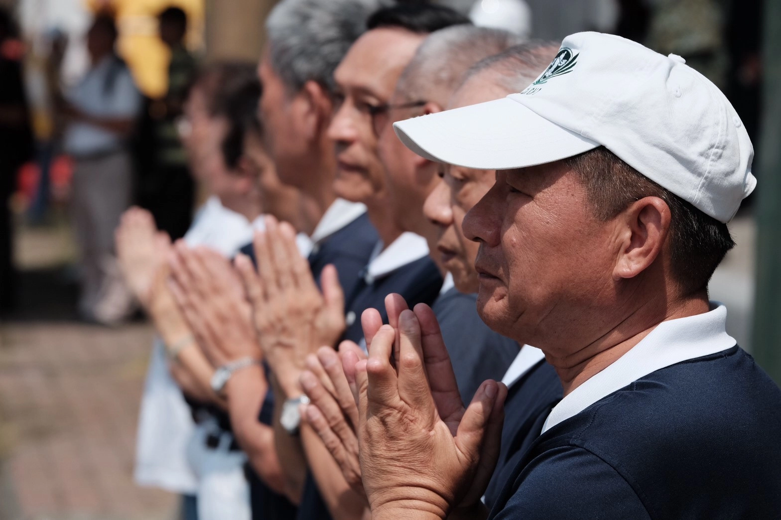 10月3日接近中午，最後一名失聯外籍漁工大體尋獲送上救護車移靈，慈濟志工列隊雙手合十祝福。