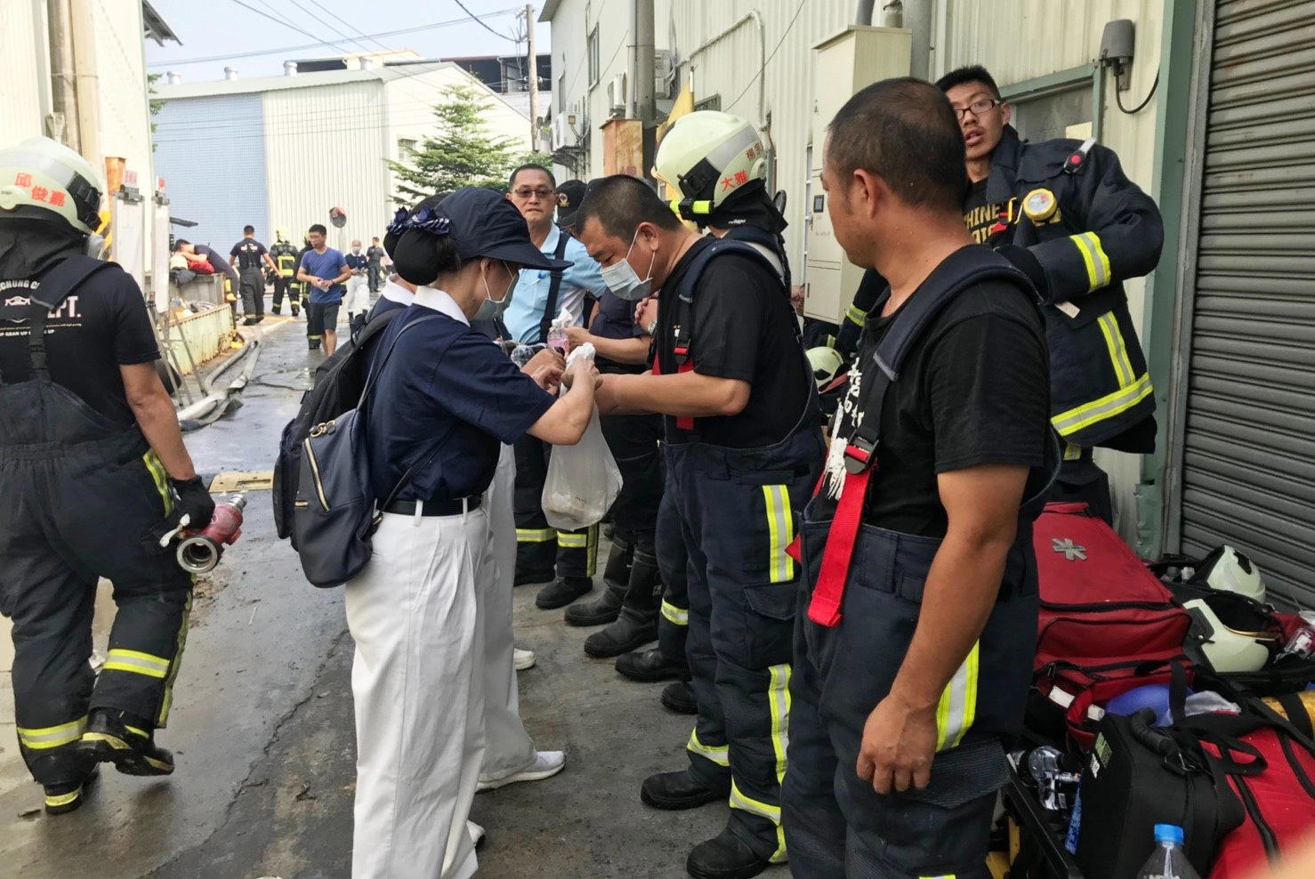 臺中市大雅區中和六路物流中心鐵皮工廠，於10月3日發生火警，慈濟志工立即啟動關懷消防人員。