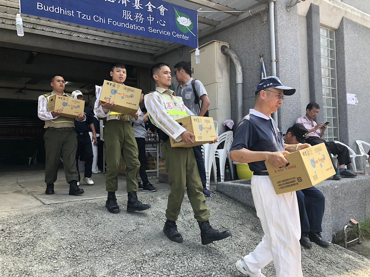 現場待命的國軍弟兄，協助慈濟志工搬物資。