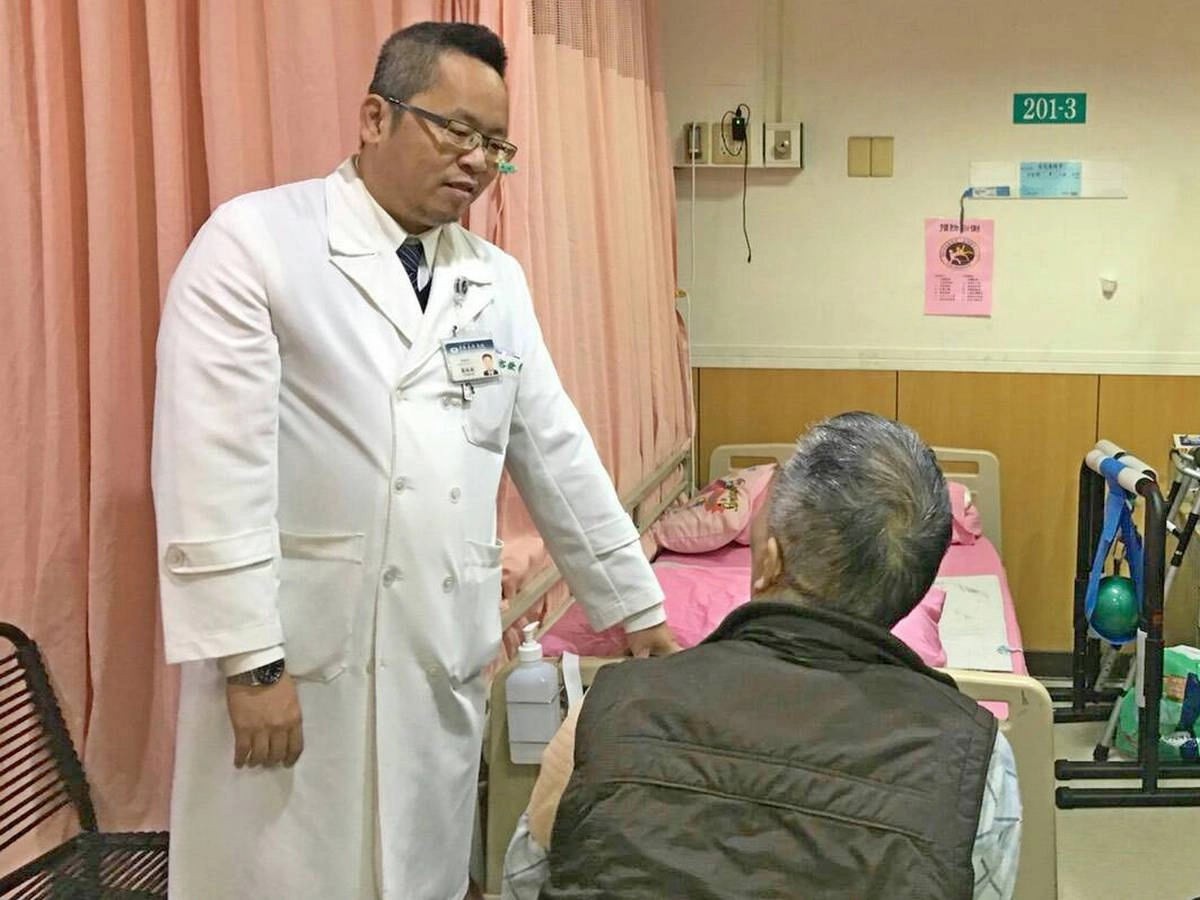 台北慈濟醫院腦神經科醫師定期前往關懷下轉至承作醫院的病患。