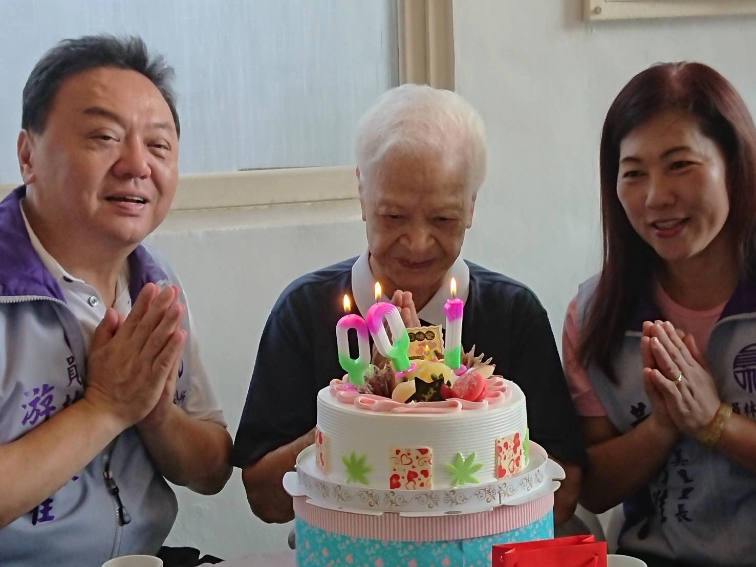員林市長游振雄(左)在重陽節前往拜會市內7位百歲人瑞，101歲的慈濟志工蔡寬(中)，以樂在當志工的精神感恩大家的祝福。