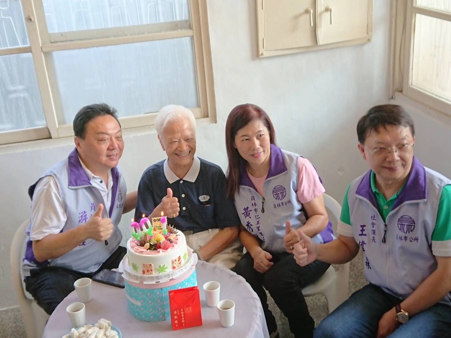 員林市長游振雄(左一)在重陽節前往拜會市內7位百歲人瑞，101歲的慈濟志工蔡寬(左二)，以樂在當志工的精神感恩大家的祝福。