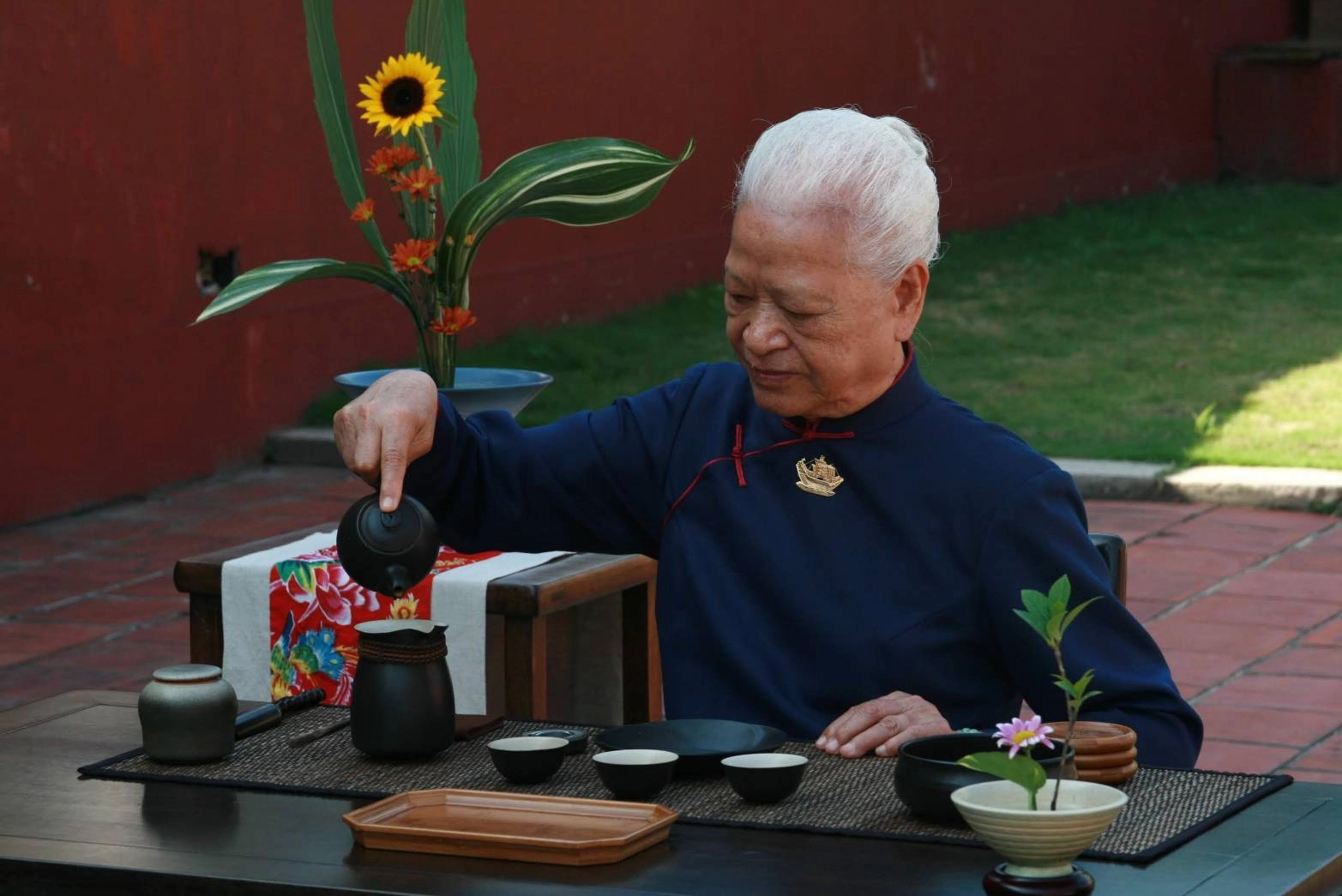 彰化地區百歲慈濟志工蔡寬，平常樂在志工服務，不管是做環保、當醫院志工或精進茶道，都秉持著一念心寬，服務利他精神，熱心投入志願服務。
