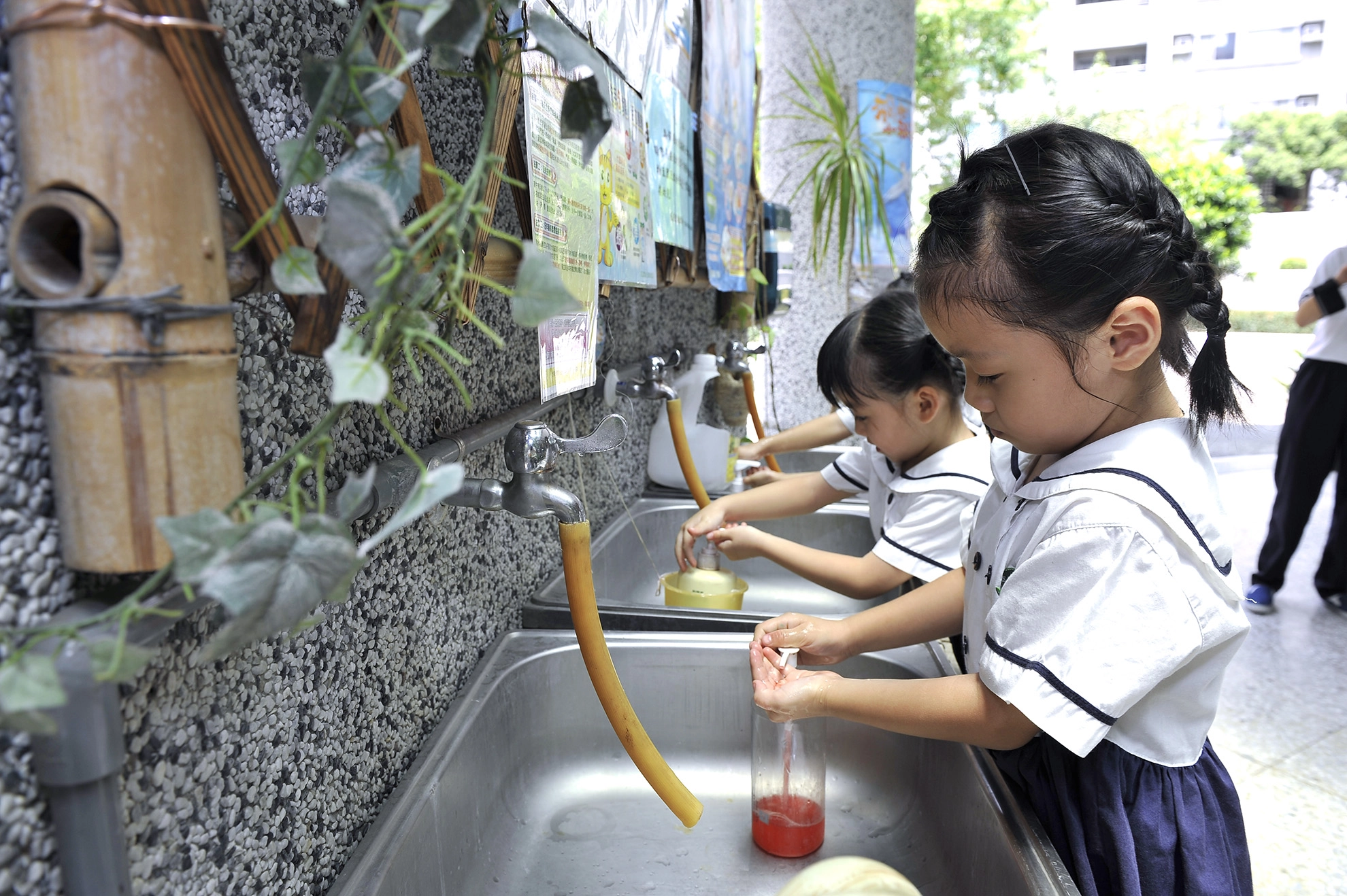消除幽門螺旋桿菌避免不潔的食物與飲水、飯前便後要洗手。（圖：楊舜斌）