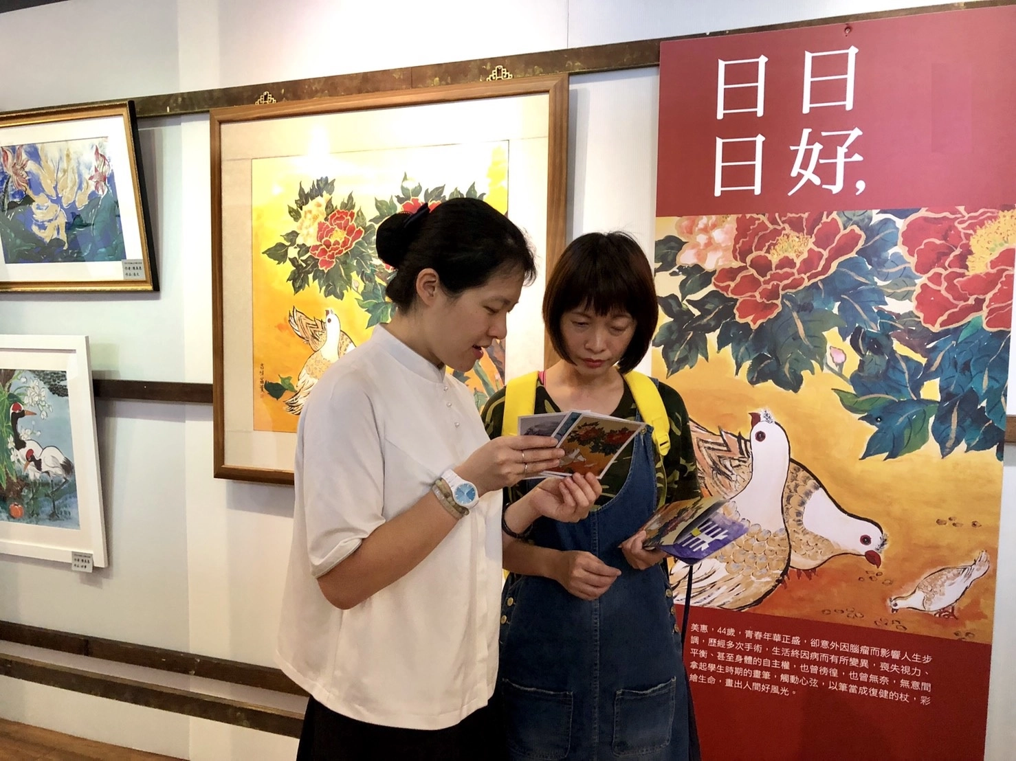慈濟臺中靜思堂將於2019年10月06日至2020年01月13日，舉辦「彩繪生命慈善聯合美展」，畫展作者之一陳女士(右)與慈濟社工互動。
