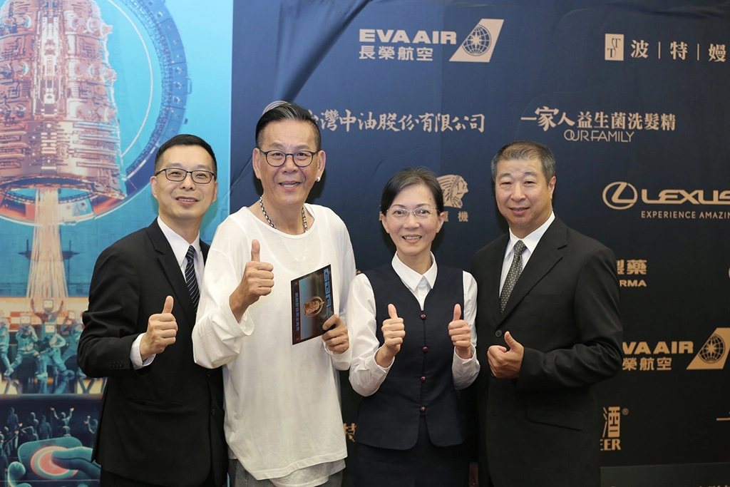 第54屆金鐘獎於10月5日晚上登場，其中主演大愛電視台大愛劇場「菜頭梗的滋味」演員龍劭華(左二)，獲得第54屆金鐘獎「最佳男主角」的殊榮。與大愛電視台團隊合影。