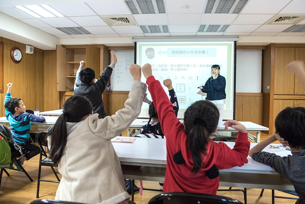 在政府的推動下，許多與民間團體與大專學生也發揮愛心，參與學習扶助計畫。