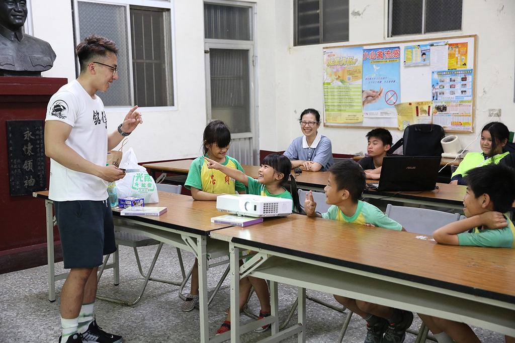 在政府的推動下，許多與民間團體與大專學生也發揮愛心，參與學習扶助計畫。