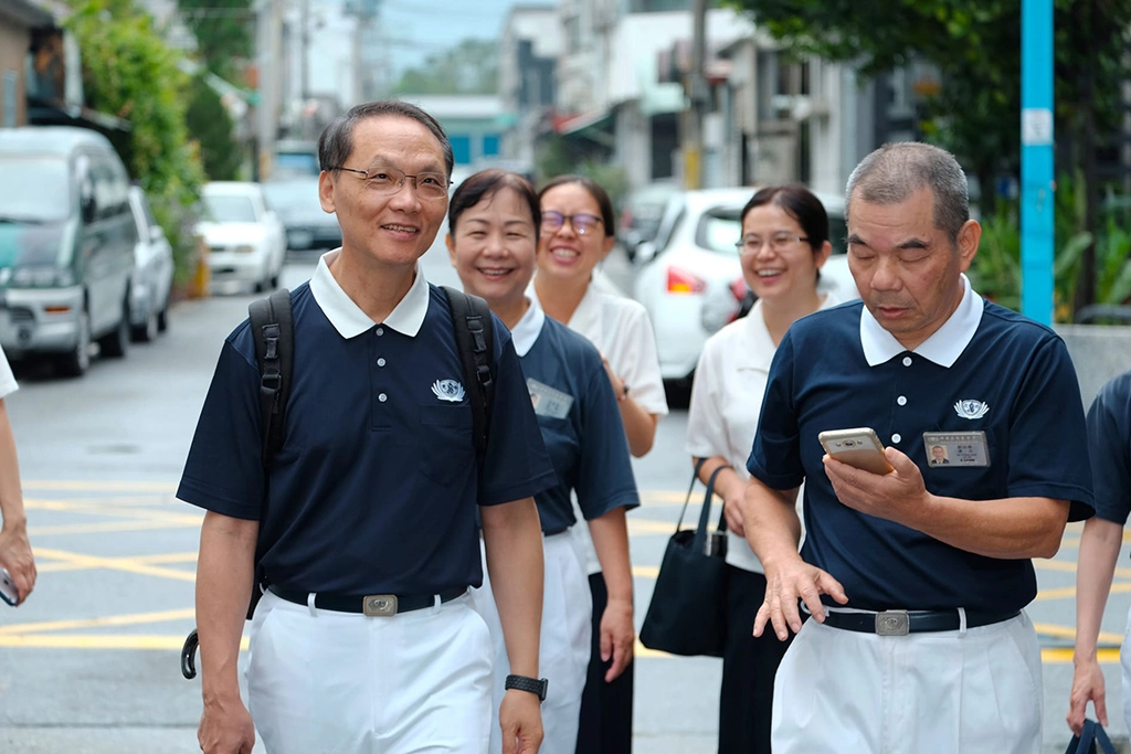 10月6日一早，慈濟慈善事業基金會顏博文執行長(左一)率領慈濟社工、慈濟志工前往花蓮縣吉安鄉「慈濟南昌社區關懷據點」周圍的感恩戶家中拜訪長者。