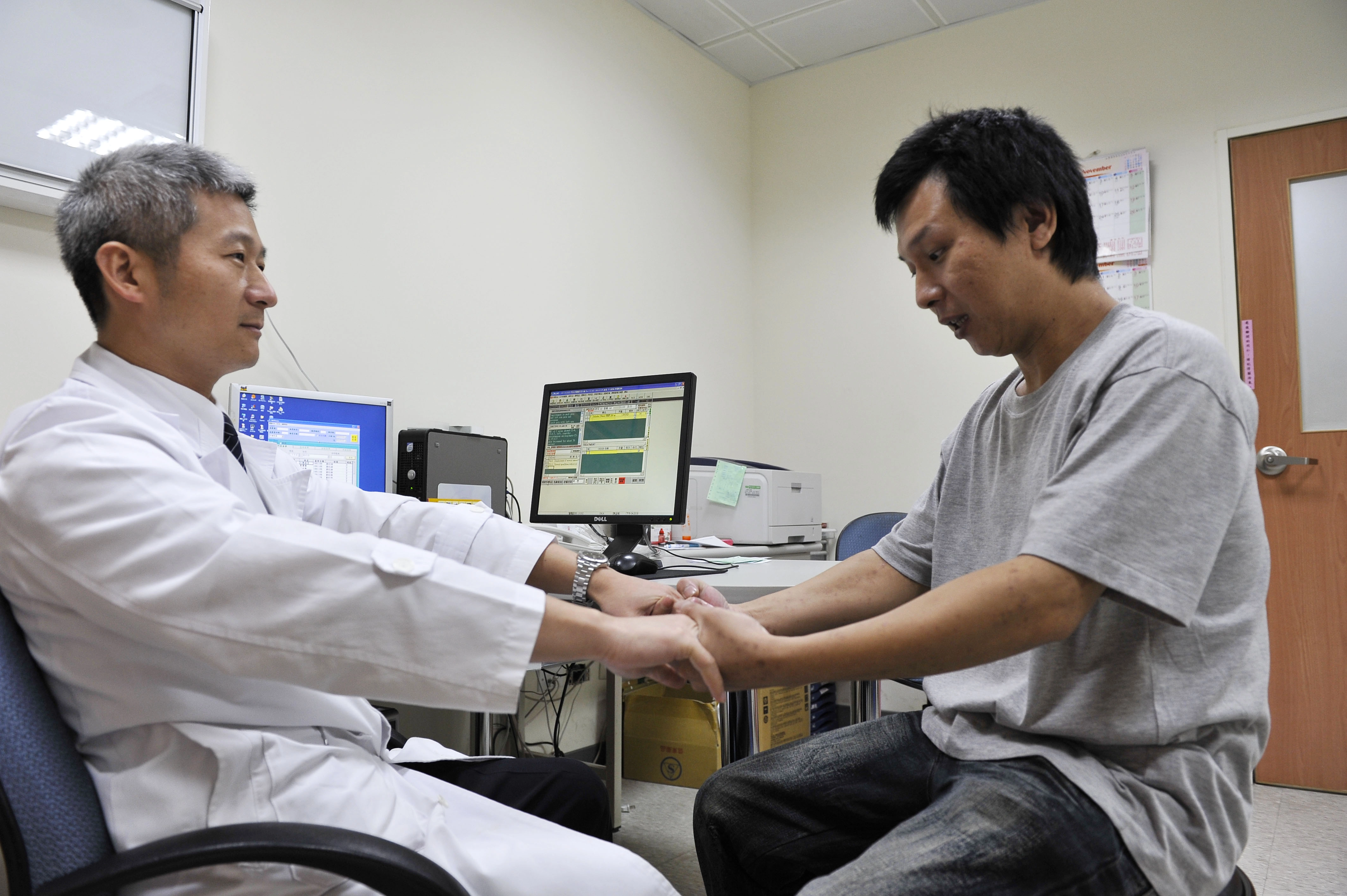 副院長陳金城醫師為頸椎間盤突出患者（非當事者）看診。