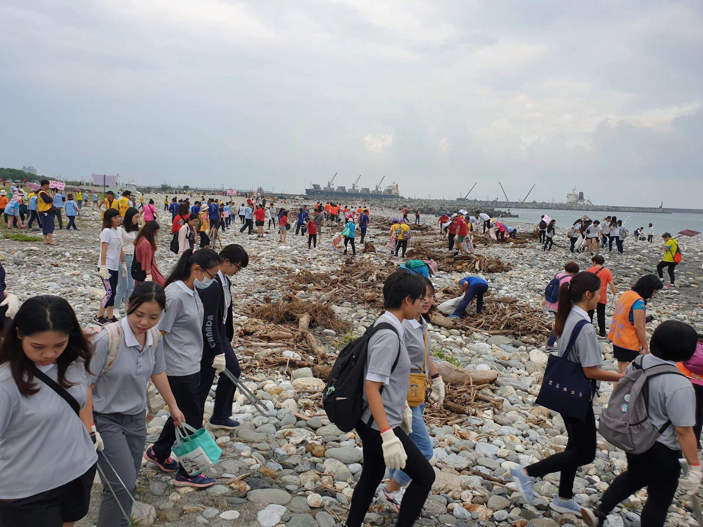 大家同心協助逐步讓這片海灘回復它原有的乾淨與美麗。