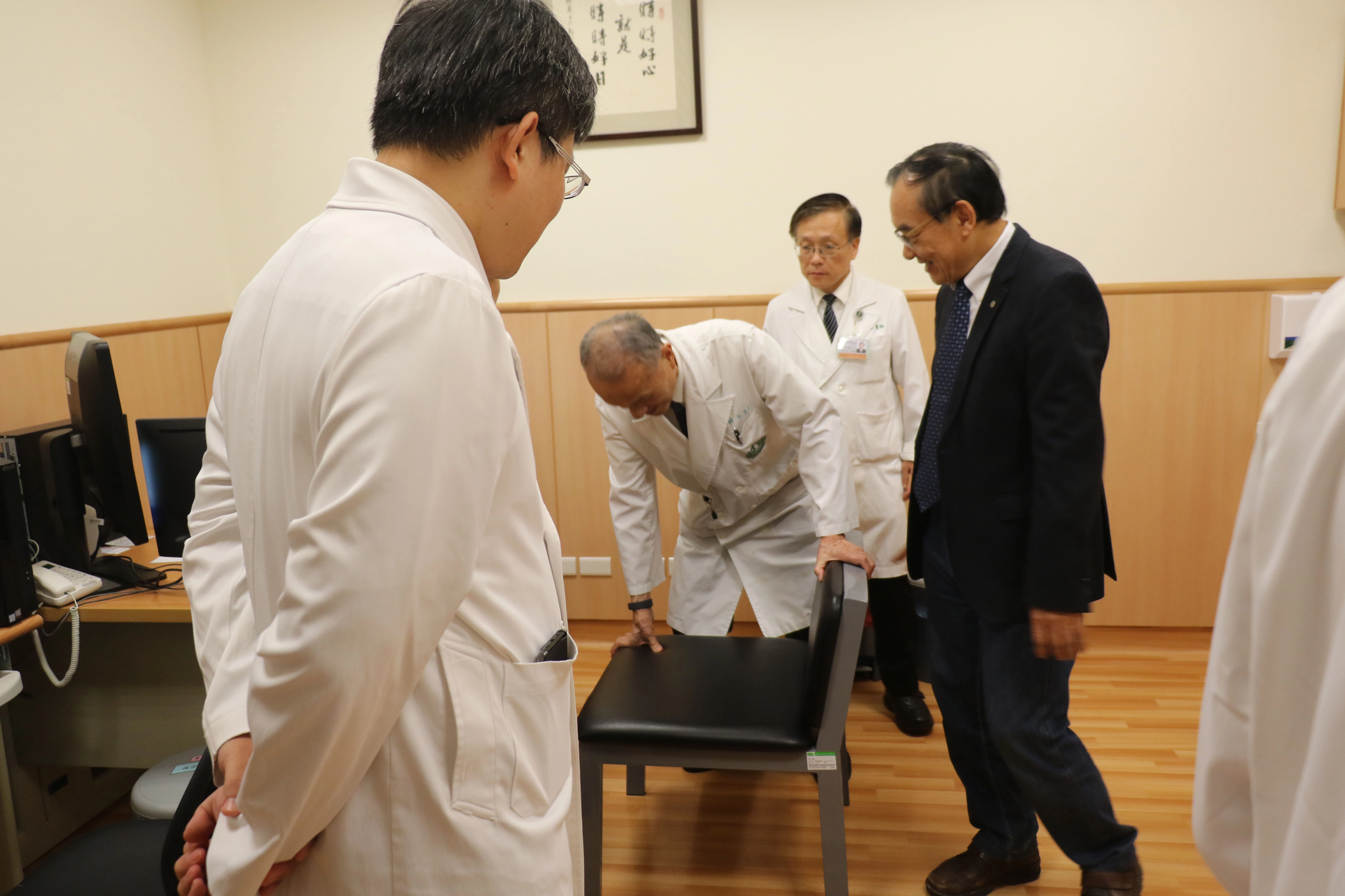 代謝及減重中心門診特製坐椅比一般坐椅大1/3，可承重300公斤，林俊龍執行長（左二）好奇端詳。