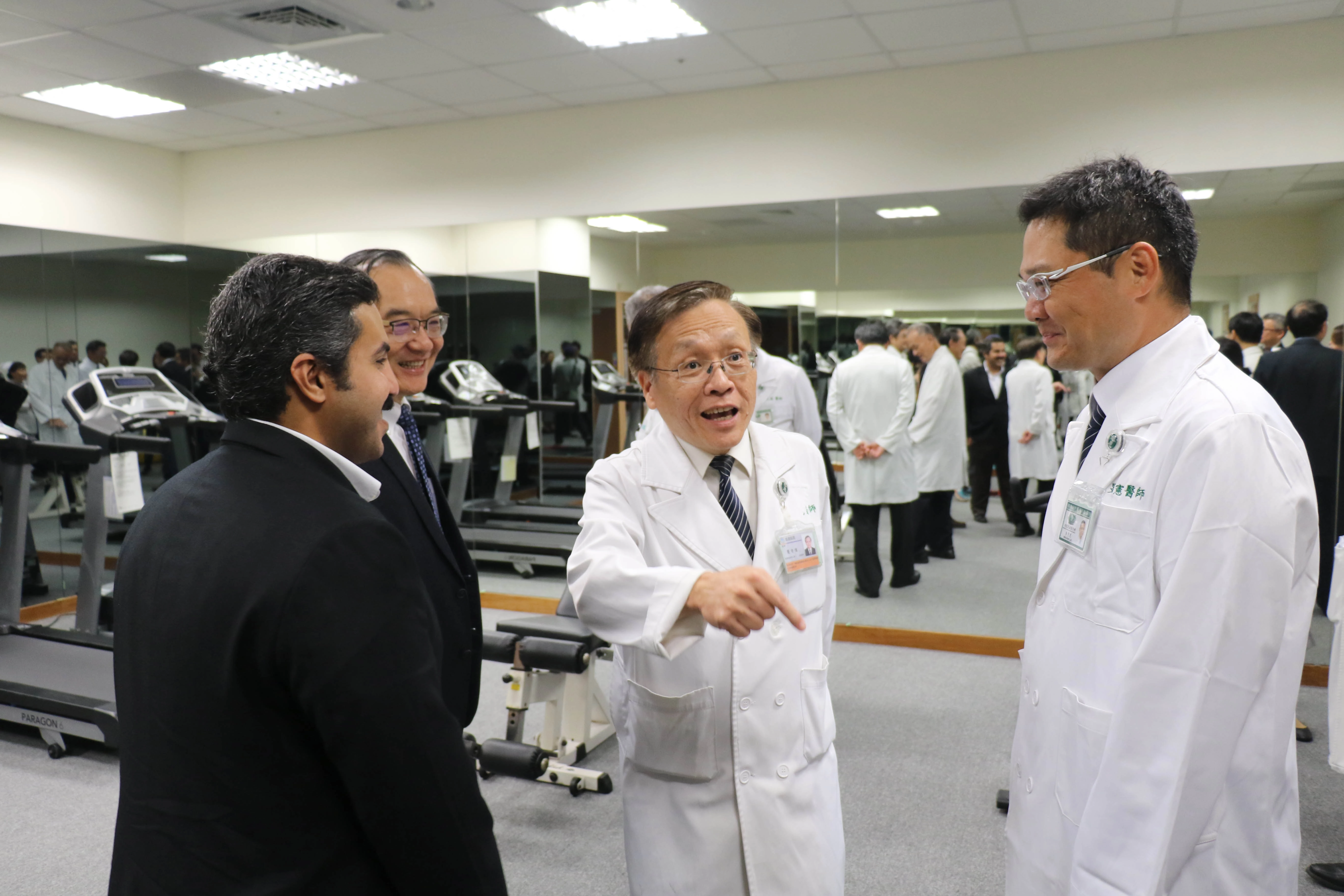 臺中慈濟醫院簡守信院長(右二 )鼓勵病人與同仁多利用健身房達到減重目標。