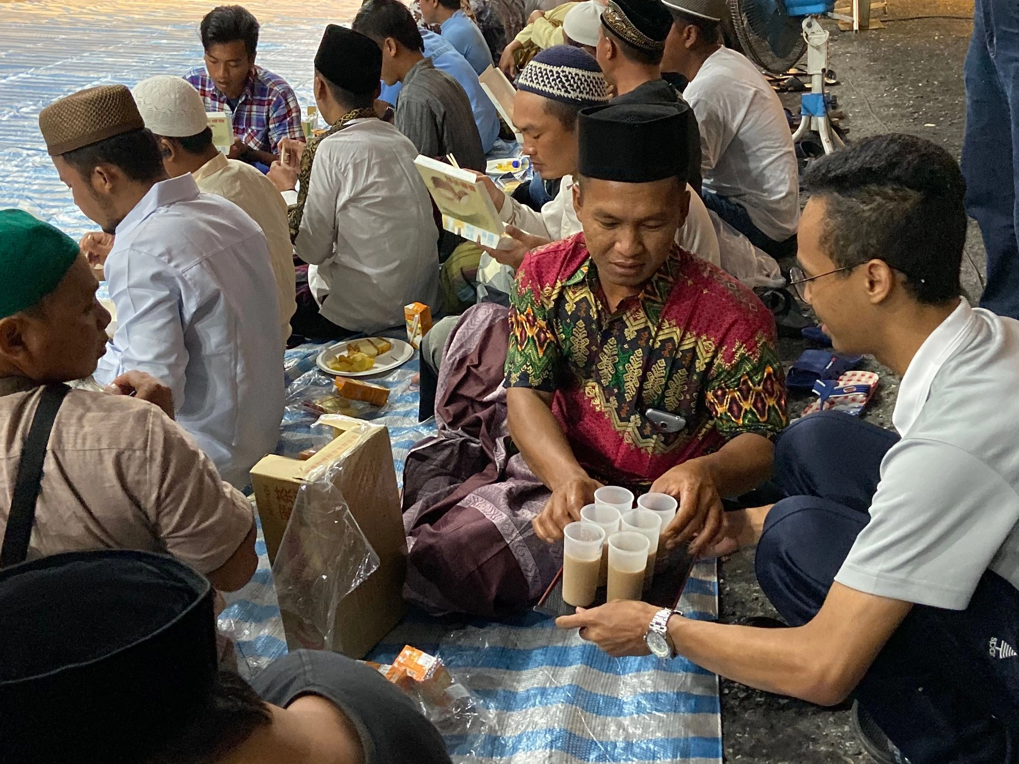 印尼籍學生主動擔任志工，在現場端茶水。
