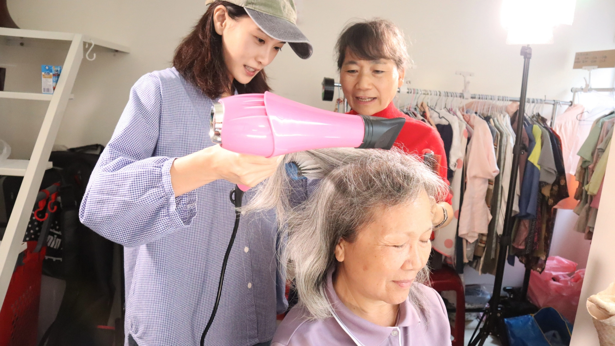《愛的路上我和你》演美容院老闆娘，李亦捷就到美容院練習各種剪頭髮的技術。