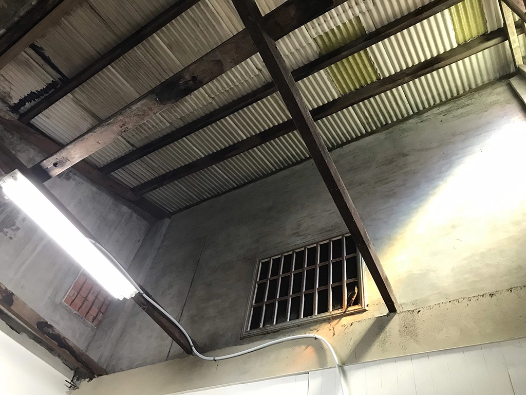 修繕後的屋頂牆壁間留著一片窗，讓陽光可以照進來，讓室內的光線更佳。