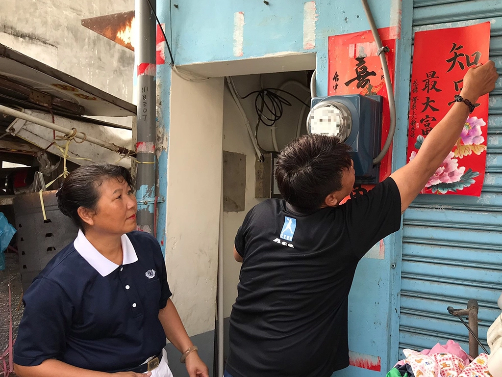 志工許秋菊師姊帶來春聯，祝賀照顧戶蔡女士一家歡喜入厝。