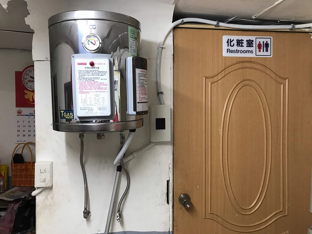 室內浴室瓦斯爐因考量使用上危險，換上了安全的電熱爐。