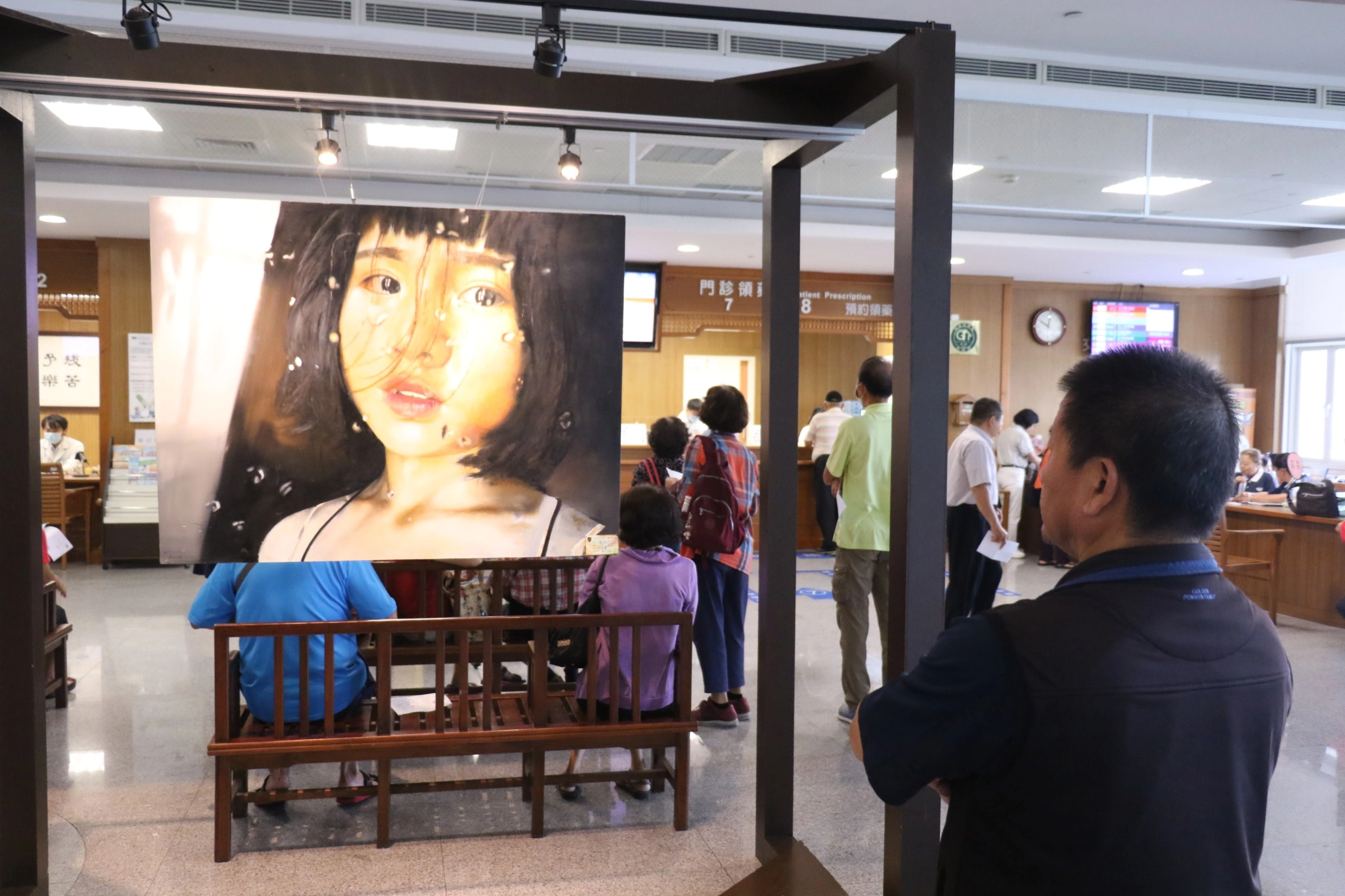 大明高中「看見希望」師生畫作聯展九日在臺中慈濟醫院開展吸引鄉親觀賞。