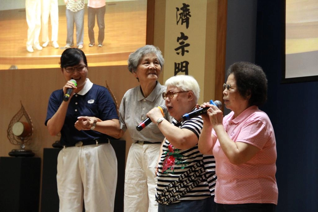 志工洪秉妍及兩位視障獨老長輩陳秀榮、林蘇霞合唱〈阿母的手〉。秀蓉把前來關懷的洪何桃阿嬤當成自己的母親。每個月的訪視，都希望她能多留一些時間。(攝影／謝昭光)