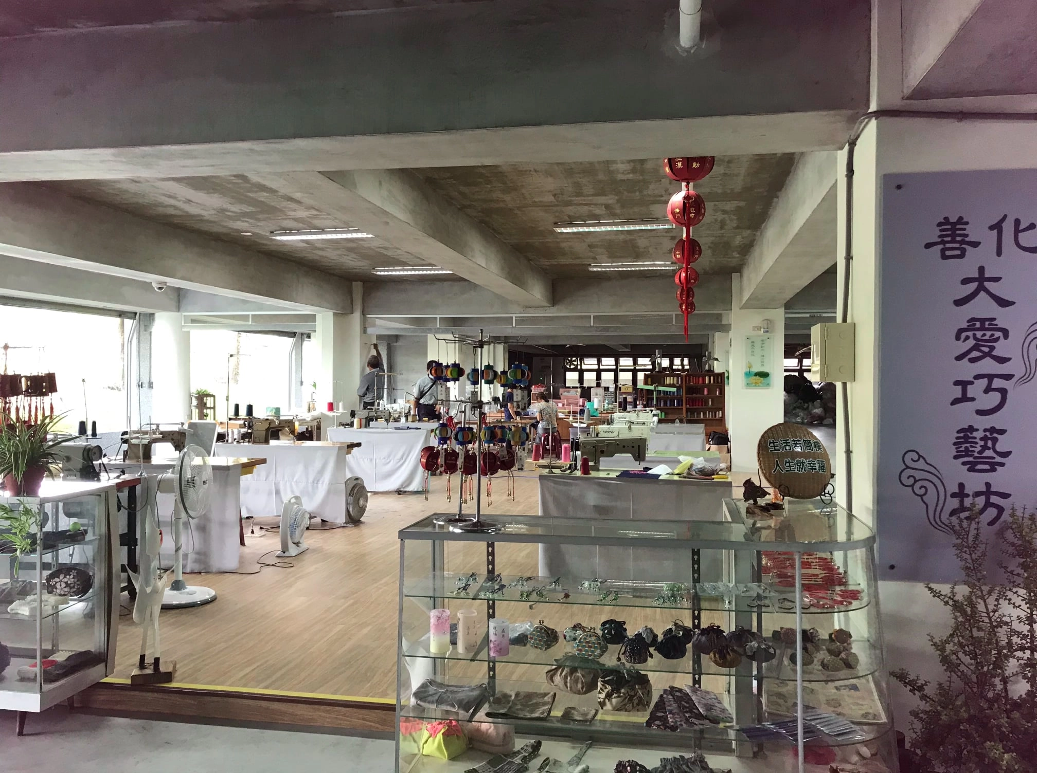 慈濟善化聯絡處大愛巧藝坊有許多製作精美的手工品，除歡迎參觀外，更歡迎社區民眾參與，一起一展巧藝長才。