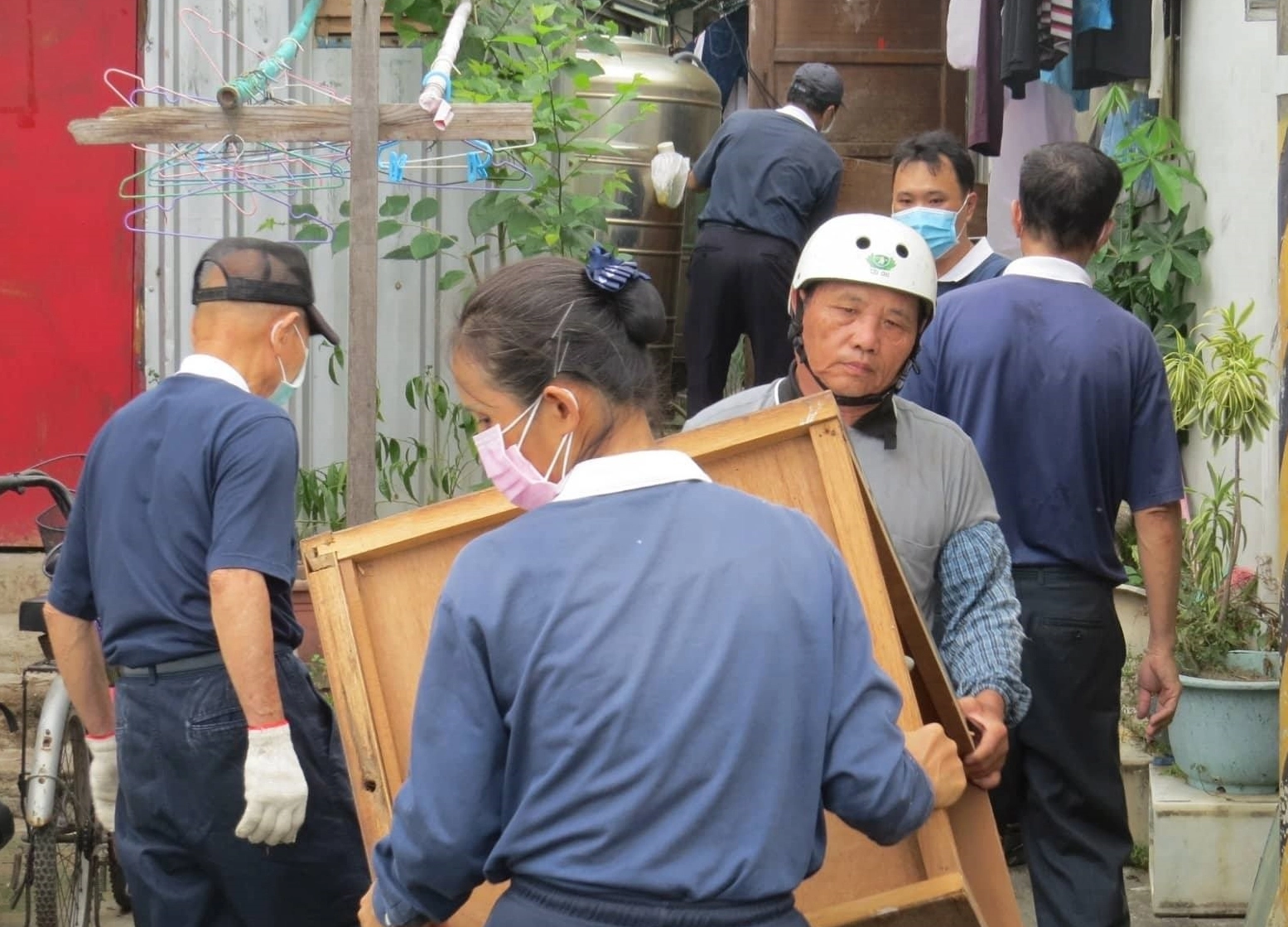 高雄鳳山地區慈濟志工特別利用雙十連假，前往關懷多年的案家家中，協助打掃及清理案家居家環境。