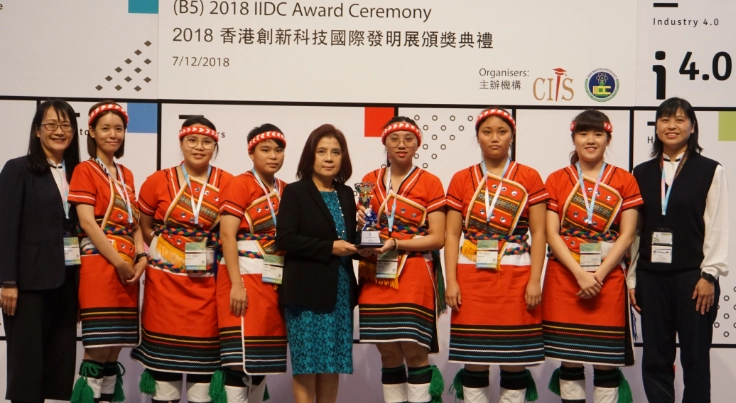 16 歲開始連續五年去部落的吳玉莘，在香港領到國際發明獎。