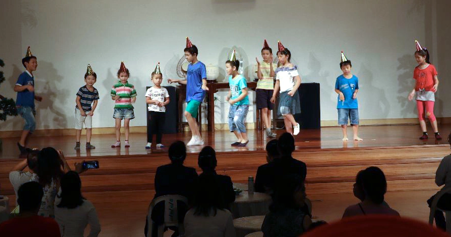 慈濟板橋園區的新住民成長班開辦十年，新住民的孩子們活力十足的踩著舞步，為嘉年華會注入活潑熱鬧的氣息。攝影／沈素寶