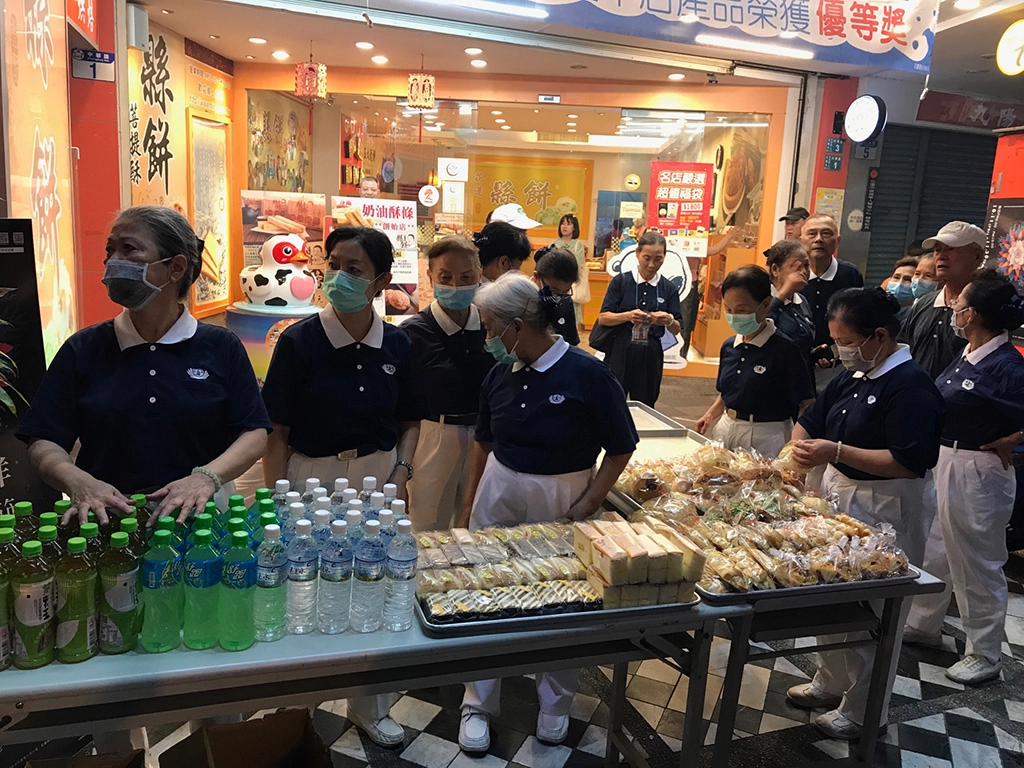 花蓮市區於10月12日發生火災後，管制區外的熱心店家，立即提供店門口供花蓮地區慈濟志工成立救災人員餐飲供應的物資補給站。