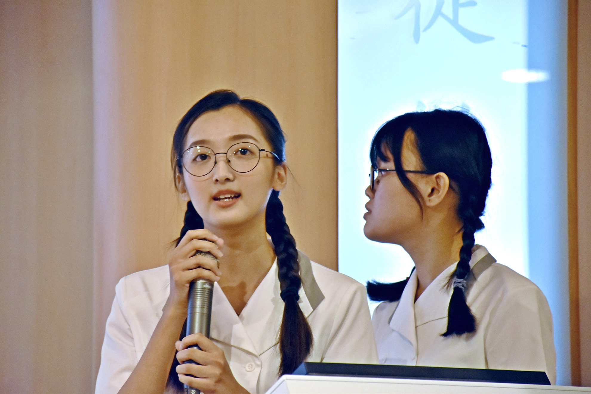 慈濟大學兒家系何芯瑜、鄭伊玹同學分享馬來西亞教育志工服務 。