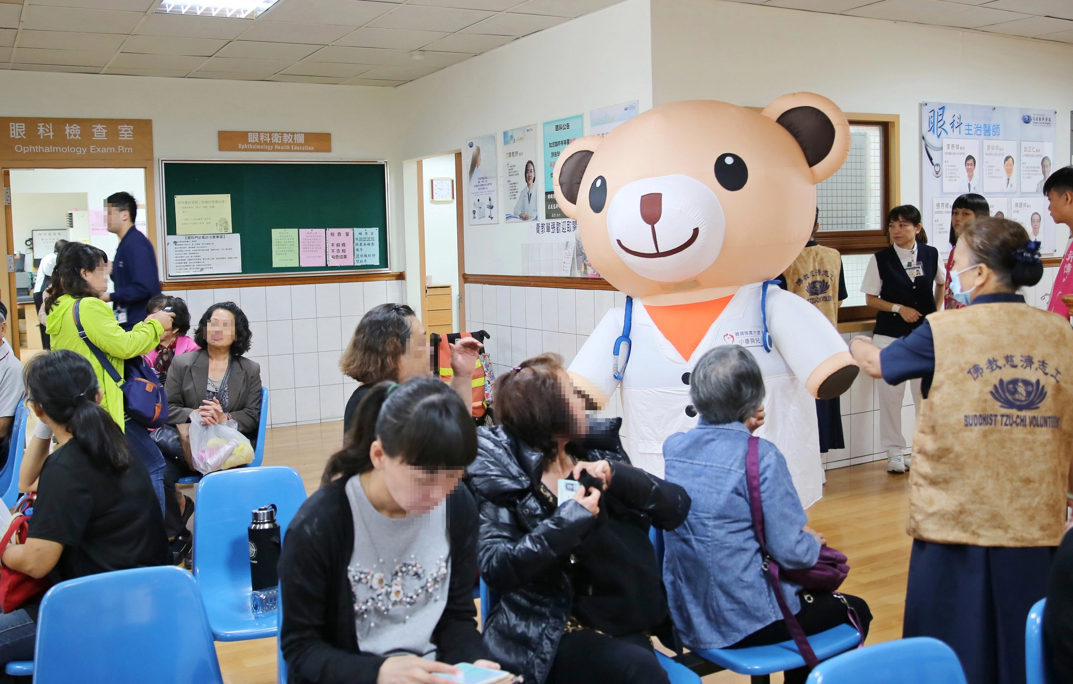 傳愛大使「小麥貝兒熊」穿梭在候診區邀約民眾一起來認識器官捐贈。