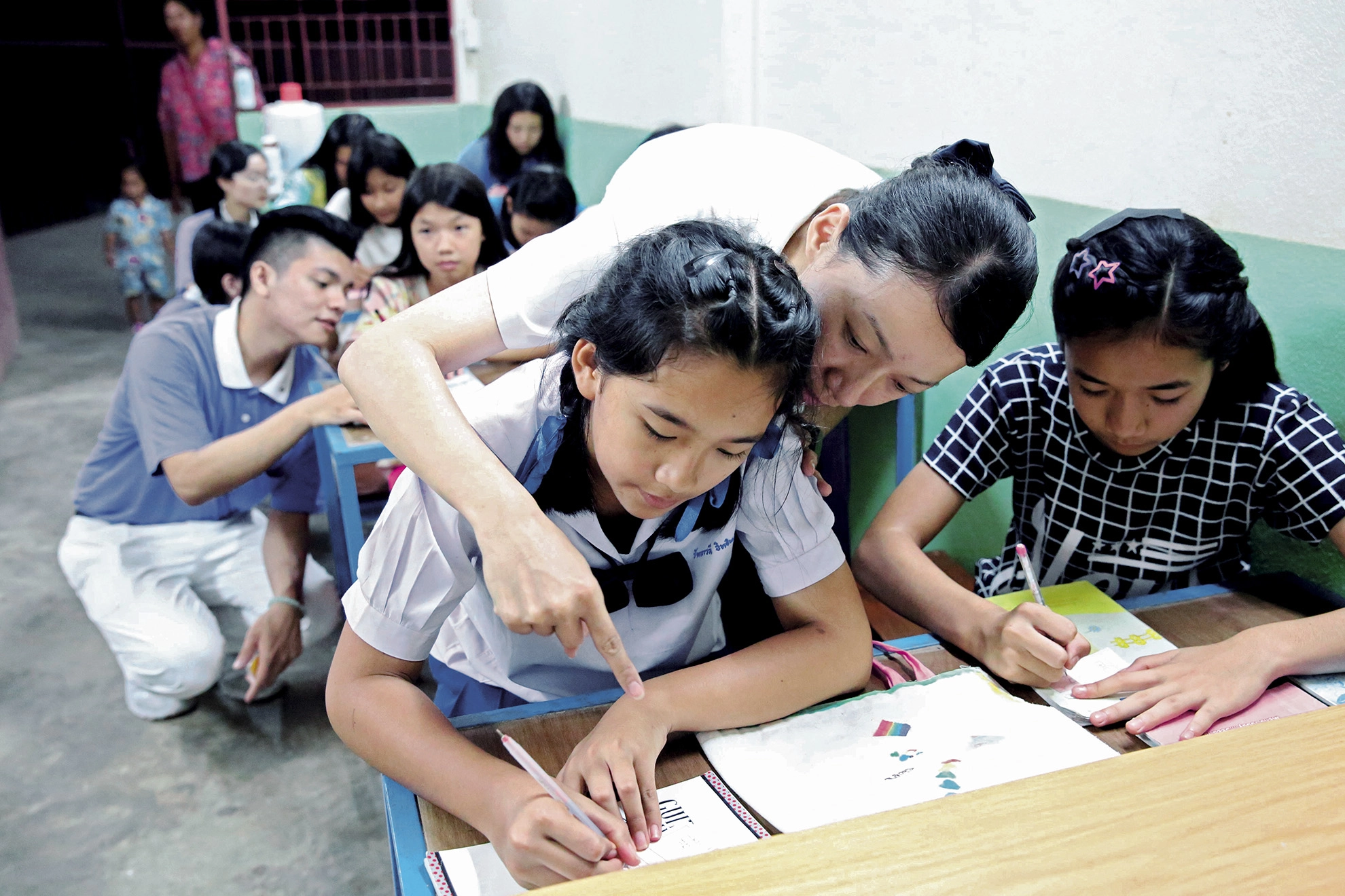 慈濟志工及慈青來到清邁新昌龍慈濟村華生小學，為學生進行課輔。