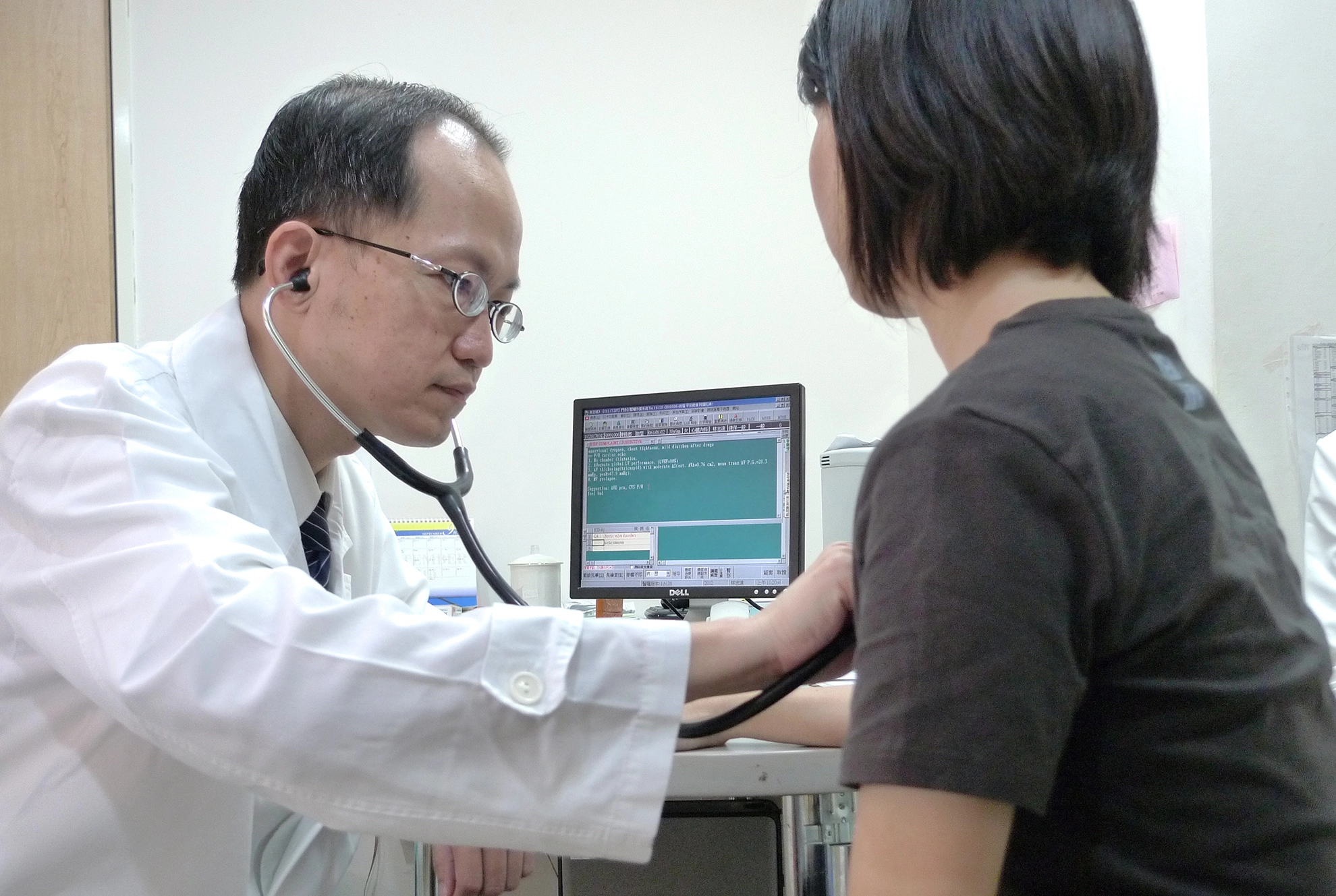 大林慈濟醫院心臟內科醫師林志達平時細心為民眾看診