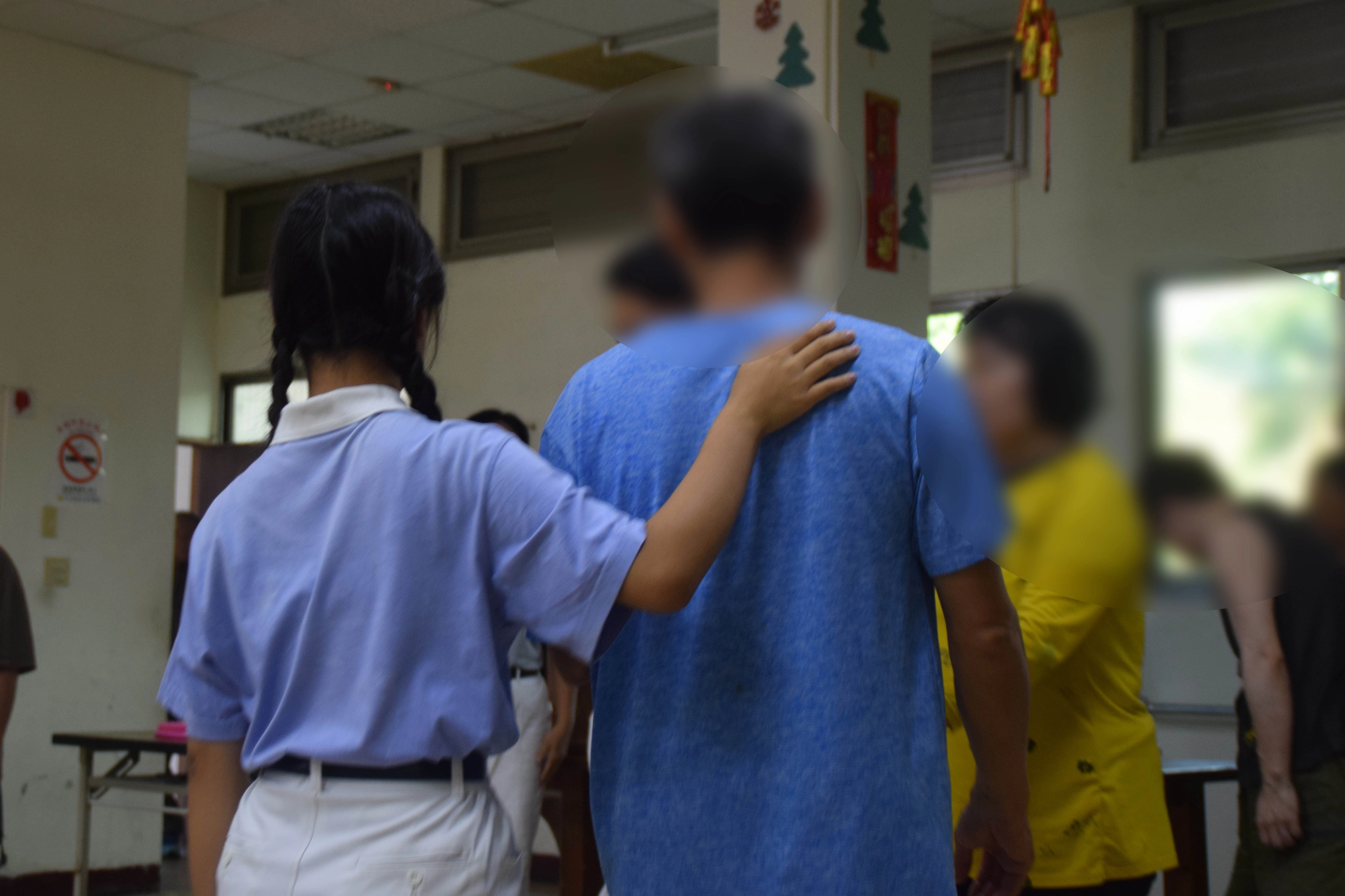 「慈濟北彰青少年成長班」利用難得的連續假期，前往彰化一家康復中心關懷，貼心的陪伴著住民。