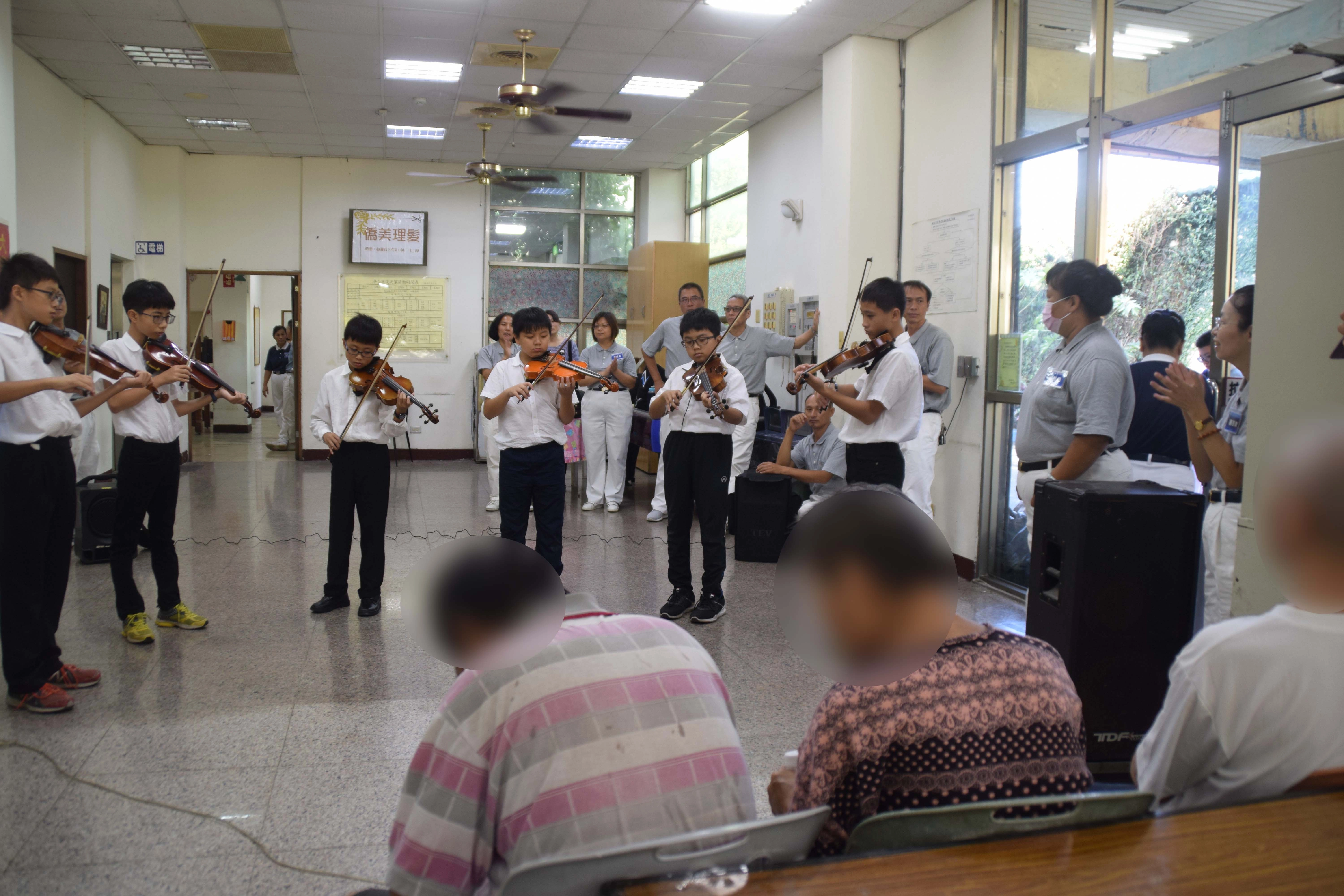 「慈濟北彰青少年成長班」利用難得的連續假期，前往彰化一家康復中心關懷，當「望春風」的台語老歌樂音在彰化康復之家響起，那是歡樂之音、更是善與愛的關心。
